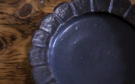 うつわの世界～笠間の陶芸作家･青柳憲儀のぬくもりあふれる輪花リム皿～