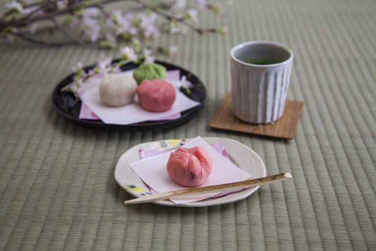 うつわの世界 和風ポップに和菓子をのせる 日本文化を楽しむ Ryotei Style Jp リョウテイ スタイル